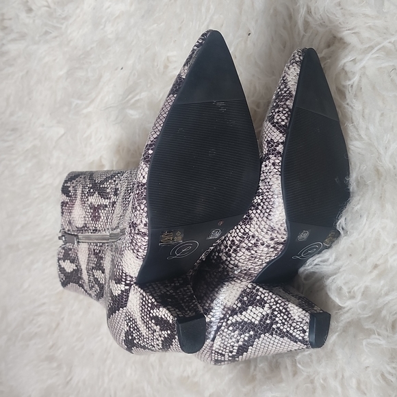 NEW! Chinese Laundry Rosalina Snakeskin Zip Ankle Boots Size 6.5 - Picture 8 of 13